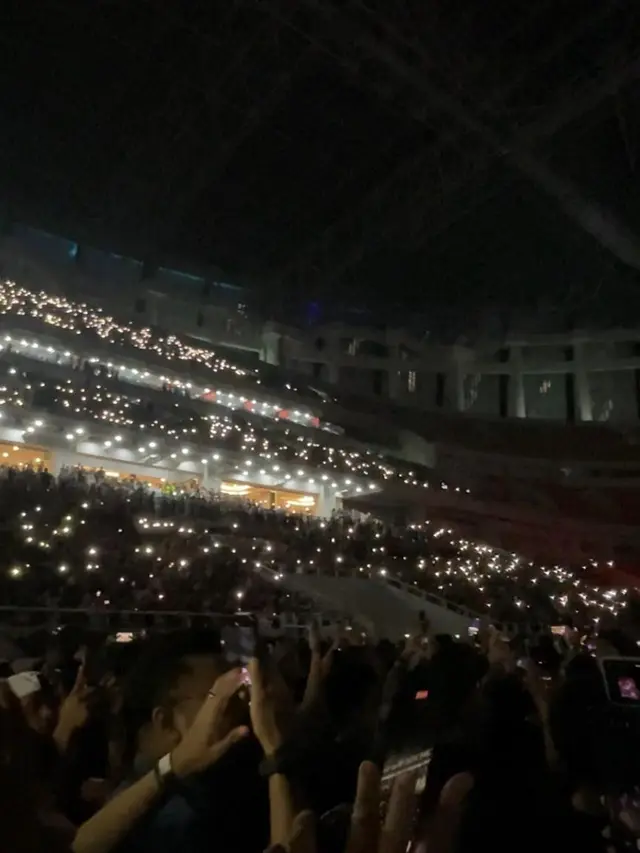 Para penonton konser Dewa 19 menyalakan flash