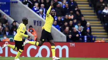 Pemain Chelsea Antonio Rudiger (kanan) melakukan selebrasi usai mencetak gol ke gawang Leicester City pada pertandingan sepak bola Liga Inggris di King Power Stadium, Leicester, Inggris, 20 November 2021. Chelsea menang 3-0. (AP Photo/Leila Coker)