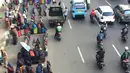 PKL memadati trotoar serta bahu jalan di kawasan Pasar Senen, Jakarta, Kamis (7/2). Selain mengganggu pejalan kaki, kondisi tersebut juga menghambat arus lalu lintas. (Liputan6.com/Immanuel Antonius)