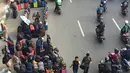 PKL memadati trotoar serta bahu jalan di kawasan Pasar Senen, Jakarta, Kamis (7/2). Selain mengganggu pejalan kaki, kondisi tersebut juga menghambat arus lalu lintas. (Liputan6.com/Immanuel Antonius)