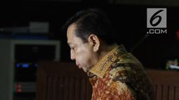 Terdakwa korupsi proyek e-KTP, Setya Novanto tertunduk saat sidang pembacaan putusan di Pengadilan Tipikor, Jakarta, Selasa (24/4). Setya Novanto divonis hukuman pidana 15 tahun penjara dan denda Rp 500 juta. (Liputan6.com/Helmi Fithriansyah)