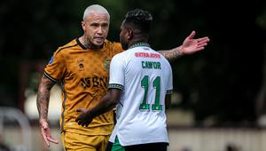 Pemain Bhayangkara FC, Radja Nainggolan (kiri) terlibat pertikaian dengan pemain PSS Sleman, Ricky Cawor pada laga pekan ke-25 BRI Liga 1 2023/2024 di Stadion PTIK, Jakarta Selatan, Kamis (22/2/2024). (Bola.com/Bagaskara Lazuardi)