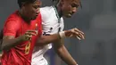 Pemain depan Timnas Indonesia U-19, Ronaldo Kwateh (kanan) berebut bola dengan Chit Aye (Myanmar U-19) pada laga terakhir grup A Piala AFF U-19 2022 di Stadion Patriot Candrabhaga, Bekasi, Jawa Barat, Minggu (10/7/2022). Timnas Indonesia U-19 tampil menguasai lapangan dan berhasil menundukkan Myanmar U-19 5-1. (Liputan6.com/Helmi Fithriansyah)