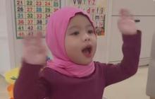 Potret Ameena Anak Aurel & Atta Belajar Mengaji, Cantik nan Menggemaskan Berkerudung - Semangat Menulis Huruf Hijaiyah