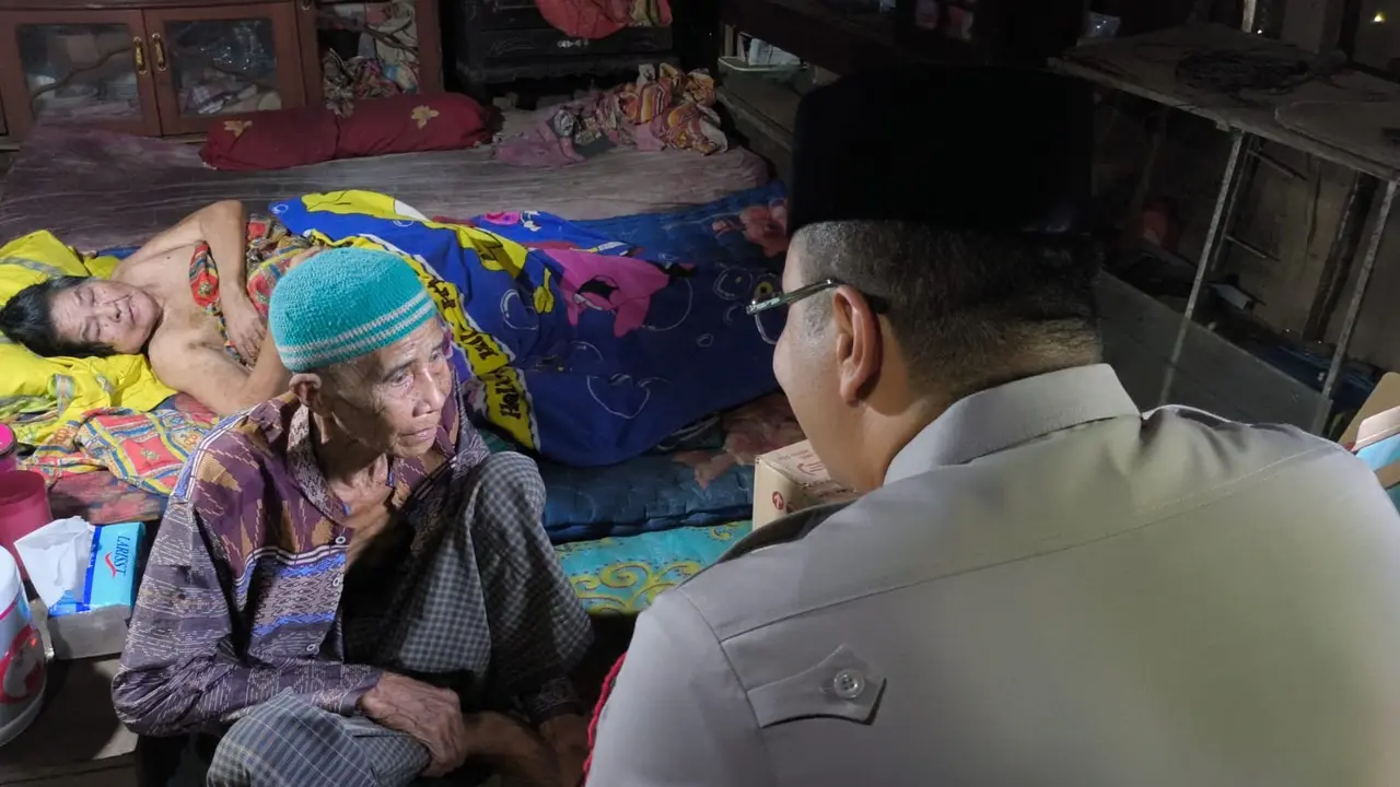 Pasangan lansia Daeng Sija dan istrinya, Daeng Sangnging tinggal di rumah reyot