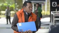 Kepala Bagian Unit Layanan Pengadaan nonaktif, Sanadjihitu Sangadji berjalan akan menjalani pemeriksaan oleh penyidik di Gedung KPK, Jakarta, Senin (2/3/2020). Sanadjihitu Sangadji diperiksa sebagai tersangka terkait atas dugaan menerima suap proyek infrastruktur di Dinas PUPR Kabupaten Sidoarjo. (m