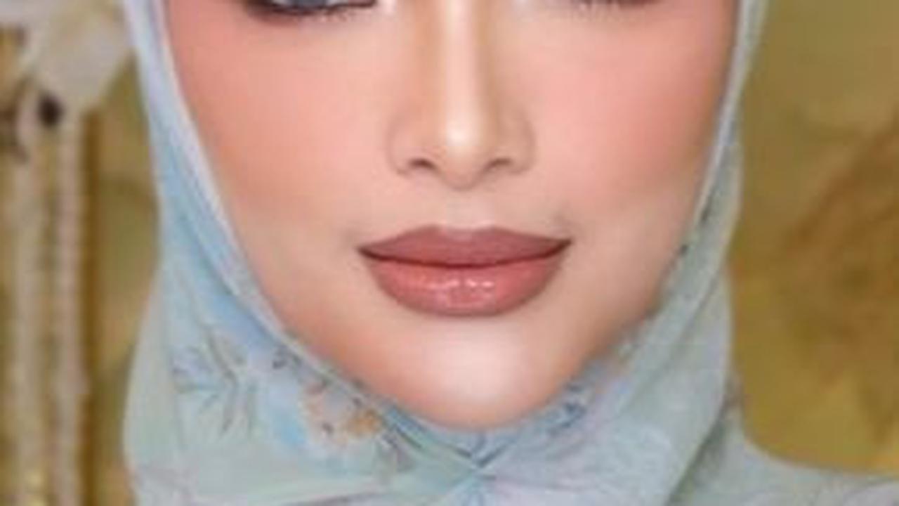 Pedangdut Zaskia Gotix mengejutkan publik pada tahun 2024 setelah memutuskan berhijrah mengenakan hijab. Perempuan berusia 33 tahun ini mantap berubah jadi lebih baik setelah pulang menjalankan ibadah umrah.