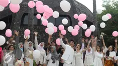 Sejumlah balon dilepaskan saat pesta pernikahan Vokalis band Seventeen Ifan dan Dylan Sahara di kawasan Ancol, Jakarta, Rabu (2/11). Ifan akhirnya resmi melepas status duda dengan selisih 10 tahun. (Liputan6.com/Herman Zakharia)