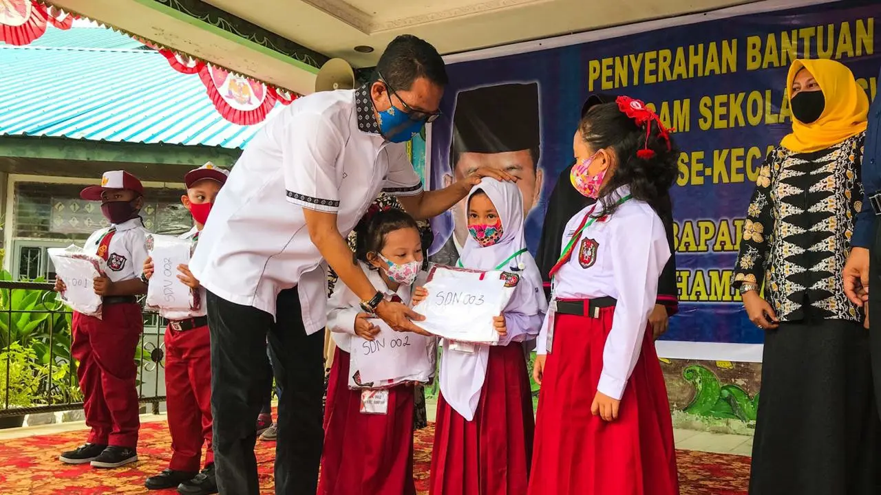 Pemerintah Kota (Pemko) Batam menyerahkan seragam gratis untuk 12.467 peserta didik baru tingkat SD se-Kota Batam. (Foto: Liputan6.com/Ajang Nurdin)