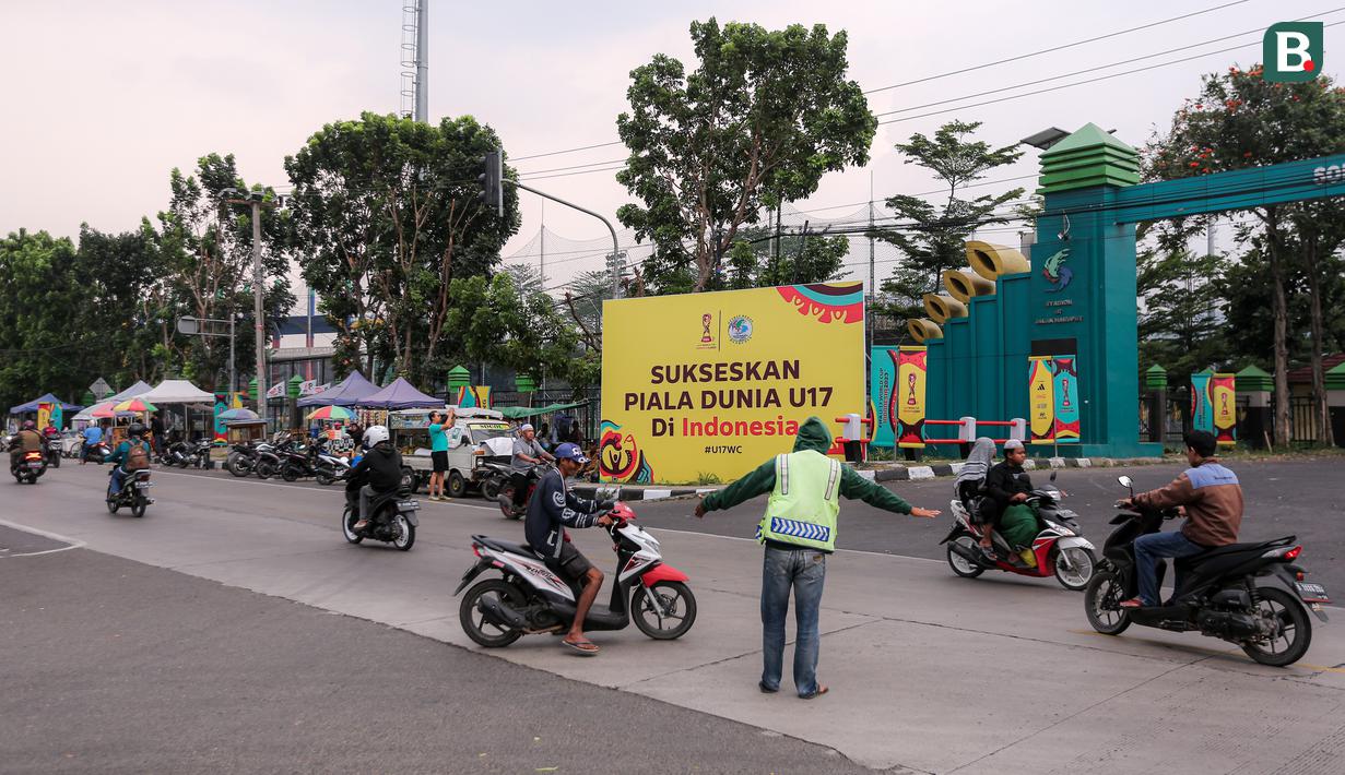 <p>Papan reklame bertuliskan "Sukseskan Piala Dunia U-17 di Indonesia" terlihat di jalan sekitar Stadion Si Jalak Harupat di Kutawaringin, Kabupaten Bandung, Jawa Barat pada Sabtu (21/10/2023) WIB. (Bola.com/Bagaskara Lazuardi)</p>