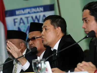 Koordinator Tim Advokasi Pandangan dan Sikap Keagamaan MUI, Ahmad Yani (ketiga kiri) memberi keterangan usai menggelar pertemuan di Jakarta, Senin (14/11). Pertemuan untuk merumuskan pandangan dalam membantu fatwa MUI. (Liputan6.com/Helmi Fithriansyah)