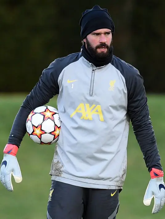 Penjaga gawang Liverpool Alisson Becker menghadiri sesi latihan di tempat latihan di Kirkby, Inggris, 6 Desember 2021. Liverpool akan menghadapi AC Milan pada pertandingan Grup B Liga Champions. (Oli SCARFF/AFP)