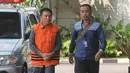 Bendahara Umum KONI Jhonny E Awuy (kiri) tiba di Gedung KPK, Jakarta, Senin (7/1). Jhonny akan menjalani pemeriksaan perdana pascaterjaring Operasi Tangkap Tangan (OTT) KPK. (Merdeka.com/Dwi Narwoko)