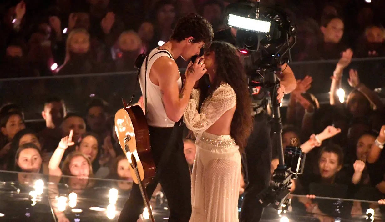 Shawn Mendes dan Camila Cabello saat tampil di atas panggung MTV VMA's 2019 di New Jersey, AS (26/8/2019). Shawn Mendes dan Camila Cabello menyanyikan lagu duet mereka yang fenomenal, "Señorita". (Noam Galai/Getty Images/AFP)