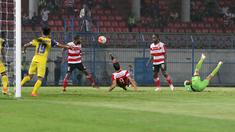 Pemain Madura United, Rodrigues Aracil saat mencetak gol ke gawang Persiba Balikpapan pada laga Torabika SC 2016 di Stadion Gelora Bangkalan, Senin(13/6/2016).  (Bola.com/Nicklas Hanoatubun)