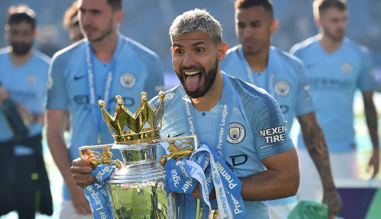 Pada awal musim 2011/2012 ia melanjutkan karier di Liga Inggris bersama Manchester City. Di musim pertamanya, ia langsung memberi gelar juara Liga Inggris dengan sumbangsih 23 gol dari 34 laga di Liga Inggris. Total 5 gelar Liga Inggris diraihnya. (AFP/Glyn Kirk)