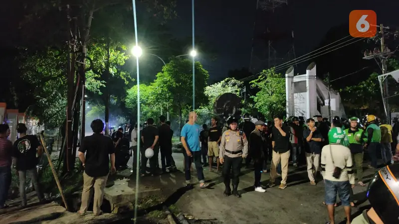 Demo tolak UU Cipta Kerja di Makassar berakhir bentrok (Liputan6.com/Fauzan)