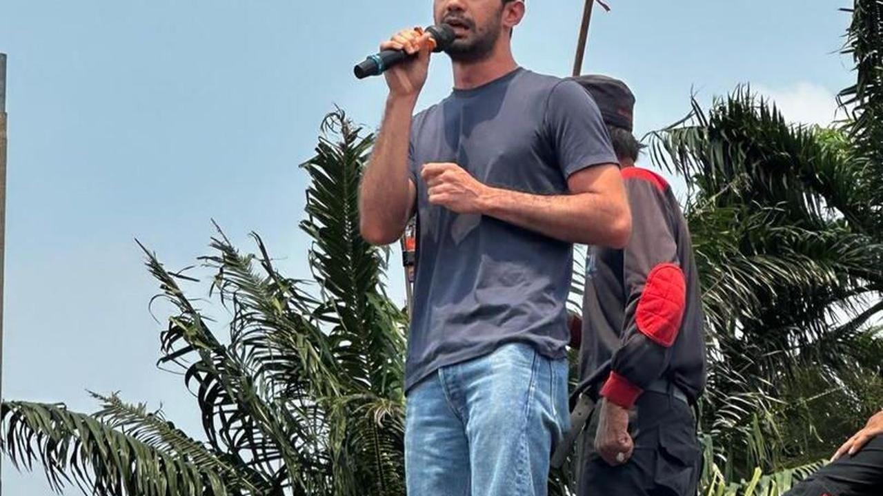 Aktor Reza Rahadian ikut turun ke jalan selama aksi unjuk rasa menolak pengesahan revisi UU Pilkada di Gedung DPR, Jakarta, Kamis (22/8/2024). Dalam video yang beredar di media sosial, Reza Rahadian bahkan turut berorasi di atas mobil komando. Foto: X/@ta