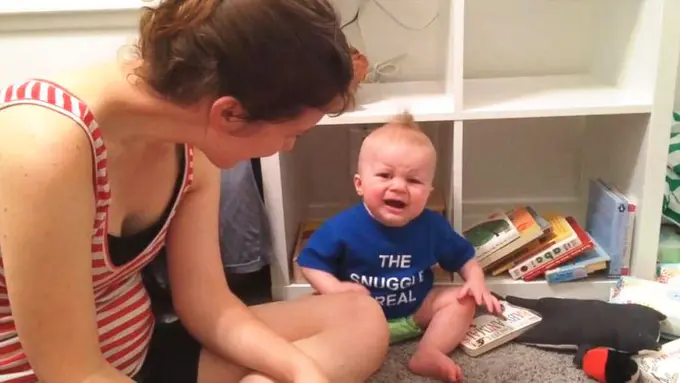 Bayi Ini Sedih Jika Buku Cerita yang Dibacakan Untuknya Habis