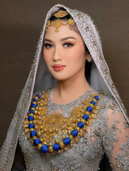 Selamat menempuh hidup baru untuk Ochi Rosdiana dan Luthfi Arif Adianto! Semoga pernikahan mereka dilimpahi kebahagiaan, keberkahan, dan cinta yang abadi. [@renzilazuardi/@marlenehariman].