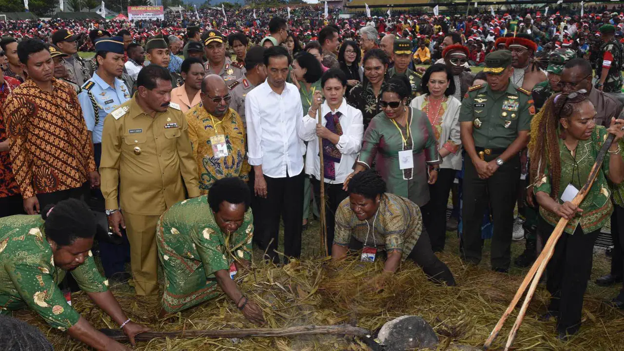 20151230-Keseruan Jokowi Ikuti Upacara Bakar Batu Bersama‎ Warga di Wamena-Papua