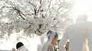 Tak hanya itu, gaun ini juga dilengkapi overskirt panjang dengan taburan payet berkilau yang memantulkan cahaya saat terkena sinar matahari sore. Saat Jennifer berjalan menuju altar, ekor gaun yang menjuntai panjang menciptakan kesan dramatis sekaligus dreamy. [@jennifercoppenreal20].