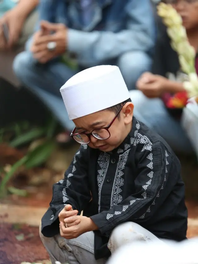 Meninggal Karena Stroke, Ini 7 Potret Haru Daus Mini di Pusara Ayahnya