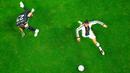 Pemain Jerman Leroy Sane membawa bola melewati kiper Spanyol Unai Simon pada pertandingan sepak bola Grup E Piala Dunia 2022 di Stadion Al Bayt, Al Khor, Qatar, 27 November 2022. Pertandingan berakhir imbang 1-1. (AP Photo/Petr David Josek)