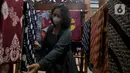 Rita merapikan kain batik yang telah selesai dibuat di Dusun Tingal, Desa Wanurejo, Kecamatan Borobudur, Kabupaten Magelang, Jawa Tengah, Selasa (17/5/2022). Untuk proses pembuatan satu kain batik membutuhkan waktu selama satu bulan dengan menggunakan pewarna alam. (merdeka.com/Iqbal S. Nugroho)