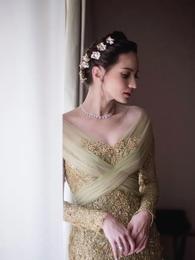 Inspirasi Model Kebaya Modern dari Enzy Storia, Pancarkan Keanggunan Penuh Pesona  (credit: instagram/enzystoria).