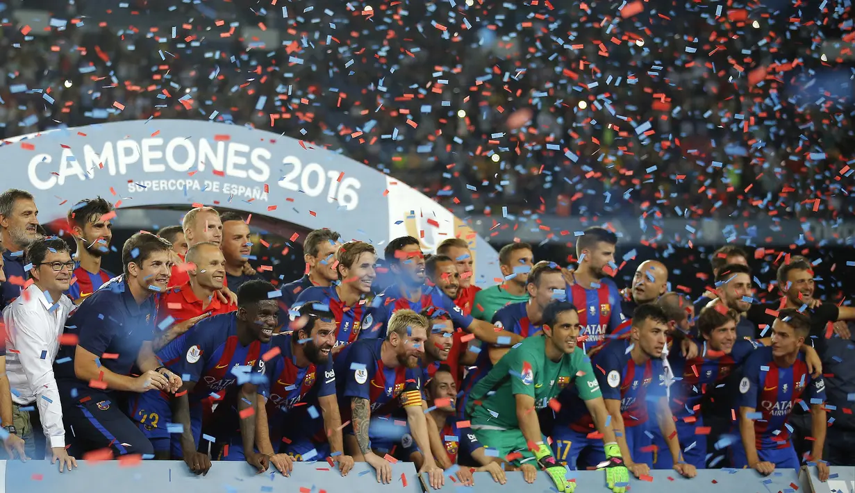 Pemain dan Official FC Barcelona  berfoto bersama saat merayakan kemenangan meraih trofi Super Cup Spanyol saat megalahkan Sevilla dengan Aggregat 5-0 di Stadion Camp Nou, Barcelona (18/8/2016). (AP/Manu Fernandez)