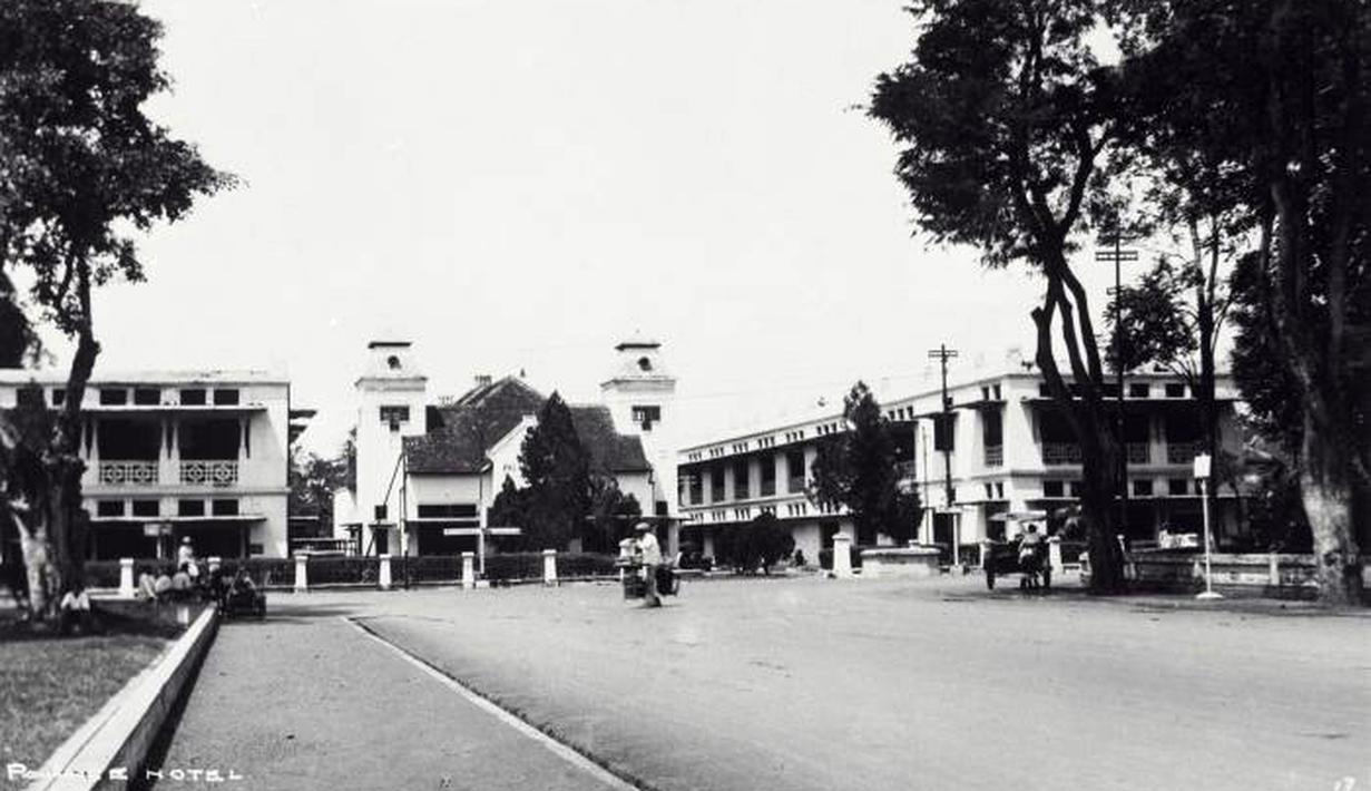 Jalan di depan Hotel Pelangi, Malang. Terlihat ada becak parkir di bawah pohon. (Source: jelajahmalangku.blogspot.com)