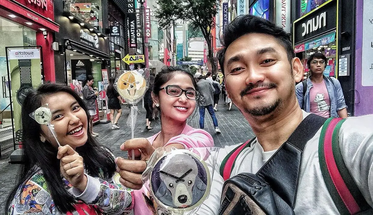Berada di Korea Selatan, tak lengkap rasanya kalau tidak mencoba berbagai kuliner khas dan unik. Seperti yang dilakukan Lebby saat berlibur di Korea Selatan, ia menjajal berbagai jajanan unik di sana. (Liputan6.com/IG/@lebbywilayati)