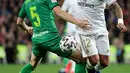 Gelandang Real Sociedad, Igor Zubeldia (kiri) berebut bola dengan bek Real Madrid, Marcelo pada laga perempat final Copa del Rey di Santiago Bernabeu, Kamis (6/2/2020). Real Madrid gagal melaju ke semifinal Copa del Rey setelah dibungkam Real Sociedad dengan skor 3-4. (JAVIER SORIANO/AFP)