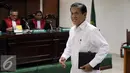 Mantan Anggota DPR Komisi IV dari Fraksi PDIP Adriansyah menjalani sidang dakwaan di Pengadilan Tipikor, Jakarta, Senin (24/8/2015). Adriansyah diduga menerima suap dari Andrew Hidayat selaku Direktur PT Media Karya Sentosa. (Liputan6.com/Helmi Afandi)