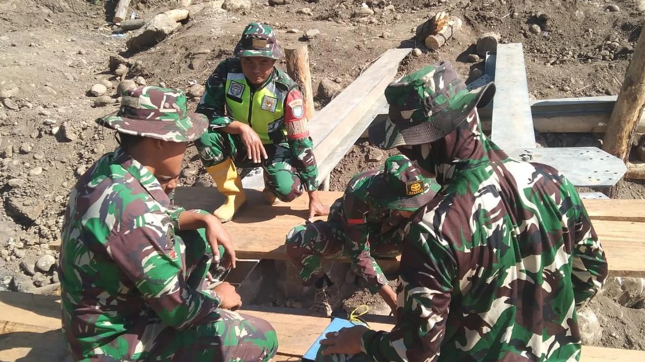 TNI AD dan Warga Bangun Jembatan Darurat