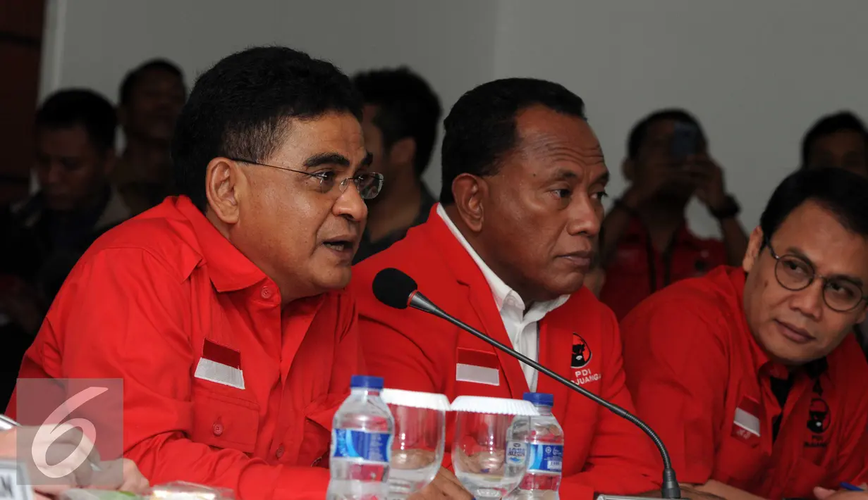Andreas Hugo Pereira berbincang dengan Delegasi Shenzhen di Gedung DPP PDIP, Jakarta, Selasa (24/11). Kunjungan tersebut lanjutan dari kunjungan Ketua Umum DPP PDI Perjuangan Megawati Soekarnoputri ke Shenzen. (Liputan6.com/Helmi Afandi)