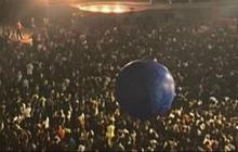 Momen Coldplay Ganti Bendera Pelangi dengan Bendera Putih Bertuliskan Love