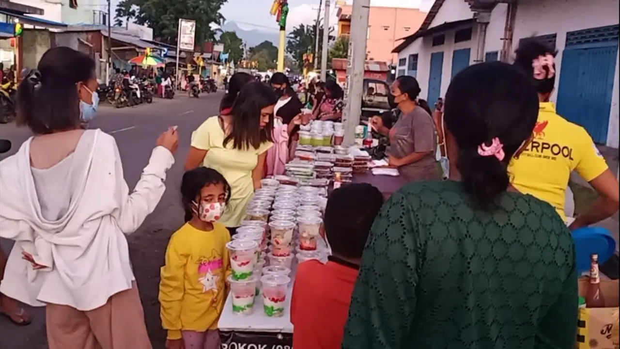 Warga membeli hidangan takjil yang dijual pedagang, di jalan Sultan Hasanudin, Beru, Kabupaten Sikka, NTT. (Liputan6.com/ Dionisius Wilibardus).