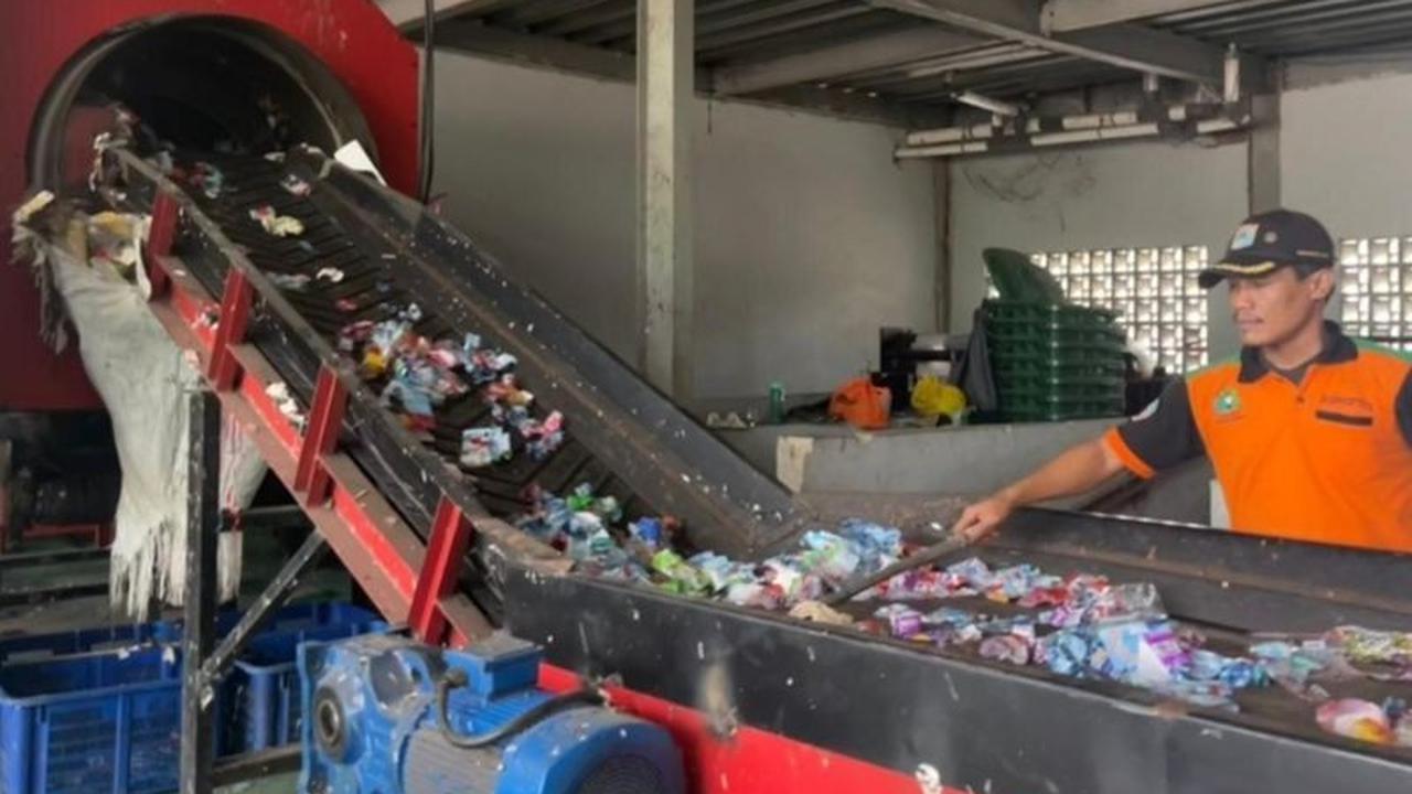 Tahukah Anda? TPS Kembangan Olah 10 Ton Sampah Plastik Harian, Dukung Pengolahan Sampah RDF Jakarta Barat