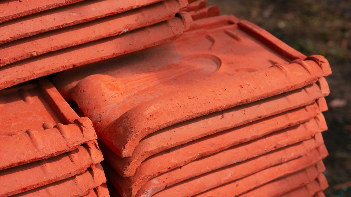 Material rumah yang diam-diam membuat rumah lebih adem, salah satunya genteng tanah liat