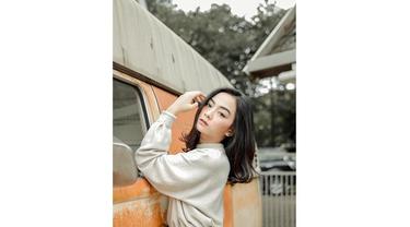 Sebagai seorang selebgram muda, ia kerap menerima endorse dari berbagai produk, seperti fashion ataupun kosmentik kecantikkan.