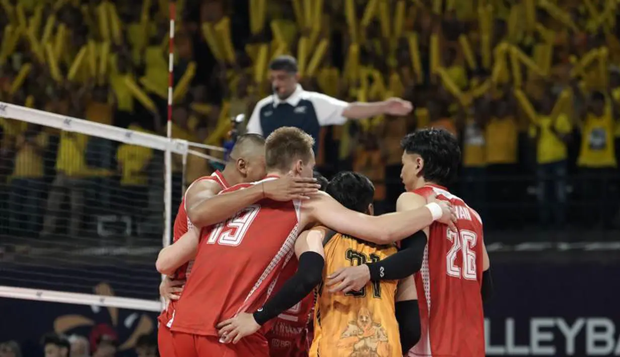 Tensi pertandingan semakin meningkat di set keempat. Kedua tim terus saling kejar poin hingga skor imbang 18-18. Namun Bhayangkara Presisi mampu memanfaatkan kesalahan lawan untuk unggul 23-20 di akhir set. (Dok. PBVSI)