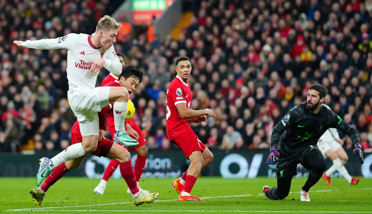 Dalam laga di Anfield ini, MU lebih banyak tertekan. (AP Photo/Jon Super)