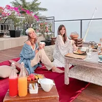 Liburan bareng kakak ipar, penampilan Nia Ramadhani di Borobudur sukses curi atensi. (Instagram/ramadhaniabakrie).