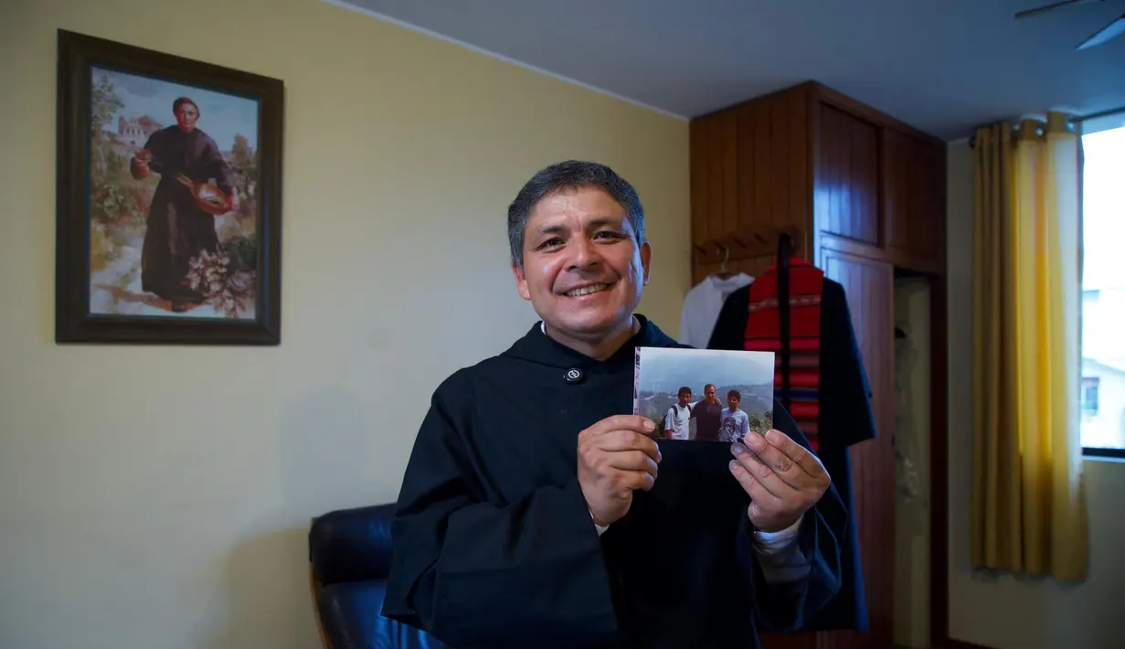 Pastor Ramiro Castillo menunjukkan foto yang menggambarkan Robert Francis Prevost, yang menjadi Paus Leo XIV pada 8 Mei 2025, di kamar tempat paus baru itu tinggal antara tahun 1988 dan 1998 di biara Augustine Santo Tomas de Villanueva, Trujillo, Peru Utara. Foto diambil pada hari pemilihan Robert Francis Prevost sebagai paus ke-267 Gereja Katolik. (Steffano Palomino/AFP)