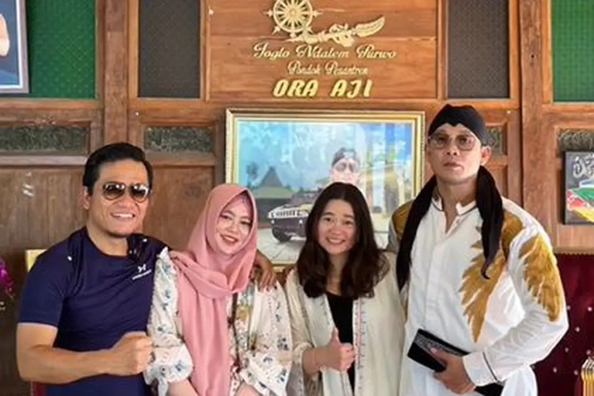 Pakai Peci dan Baju Koko, Ini 7 Momen Denny Sumargo Berkunjung ke Pesantren Gus Miftah