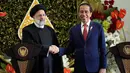 Setelah saling memperkenalkan delegasi dan para menterinya, kedua pemimpin negara melangsungkan sesi foto bersama dan penandatangan buku tamu. (AP Photo/Achmad Ibrahim)