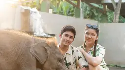Keduanya bergantian saling menemani di bidang pekerjaan. Tiara Andini terlihat kompak bareng Alshad Ahmad saat bertemu degan hewan favorit mereka. (Liputan6.com/IG/@tiaraandini).