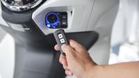 Mengganti baterai smart key motor bisa dilakukan sendiri dengan mudah, cukup gunakan baterai tipe kancing sesuai standar (Planet ban)